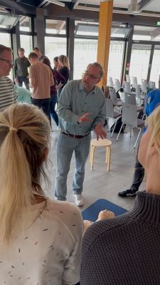 Prüfen, Rufen, Drücken: Christian Fortmeier, Leiter Aus- und Fortbildung bei der Arbeitsgemeinschaft Notfallmedizin e.V. (Hövelhof) erklärt die Schritte, die bei der Ersten Hilfe zu beachten sind. © Kreis Paderborn, Diana Ramme